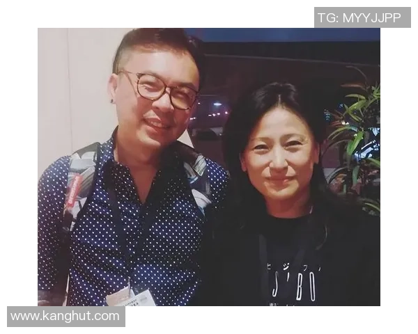 足球明星感动落泪与成龙相遇瞬间揭示人生真谛与梦想追求