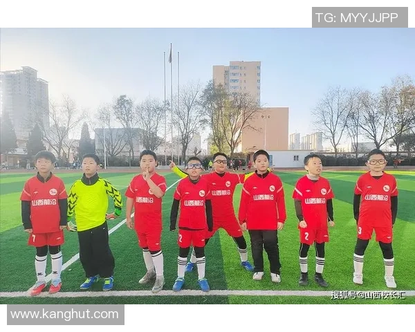 金色小辫的足球明星如何在绿茵场上书写传奇人生与梦想追逐